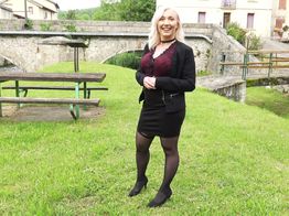 jacquieetmicheltv – Louane, 30 years old, beautician in Belesta (11)!