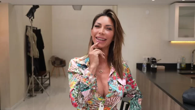 SwameStudio – Laura leaves the door open to her superb ass!